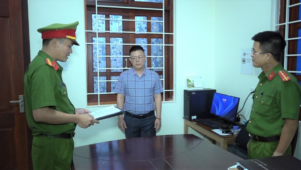 Công bố quyết định khởi tố và lệnh bắt bị can để tạm giam đối với Nguyễn Văn Khoa, Giám đốc Công ty cổ phần môi trường Việt Anh (Ảnh: Công an Nghệ An)