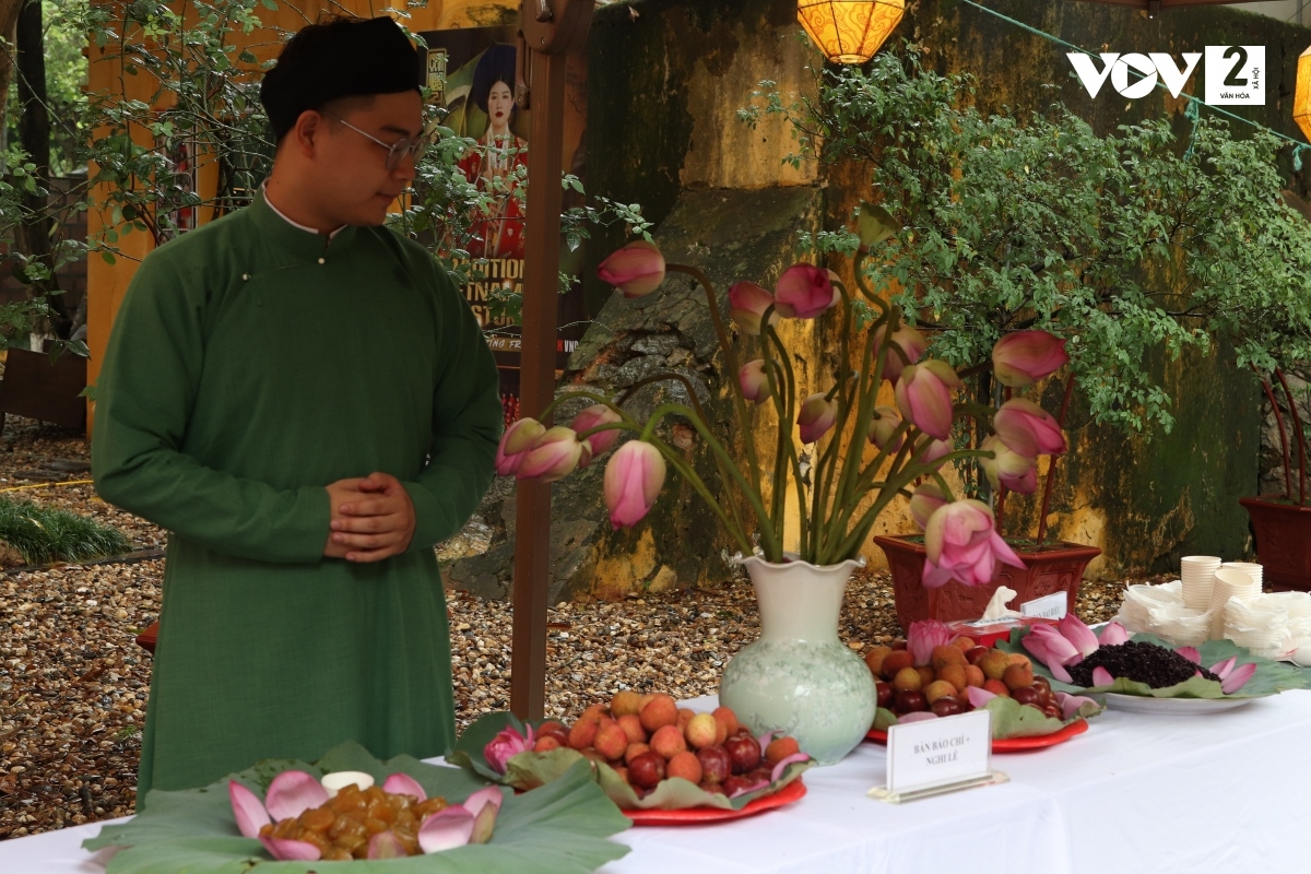 Theo quan niệm dân gian, vào dịp tết Đoan Ngọ, mọi người cùng ăn trái cây, bánh gio, cơm rượu nếp, xương bồ… với mong muốn diệt hết “sâu bọ” trong người