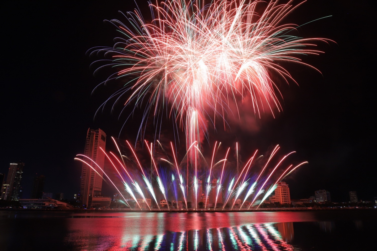 Bắt đầu bằng âm hưởng hùng tráng, có phần da diết của “Lady Dragon”, pháo hoa của đội Pháp được bắn đầy kỹ thuật và khéo léo lên bầu trời Đà Nẵng