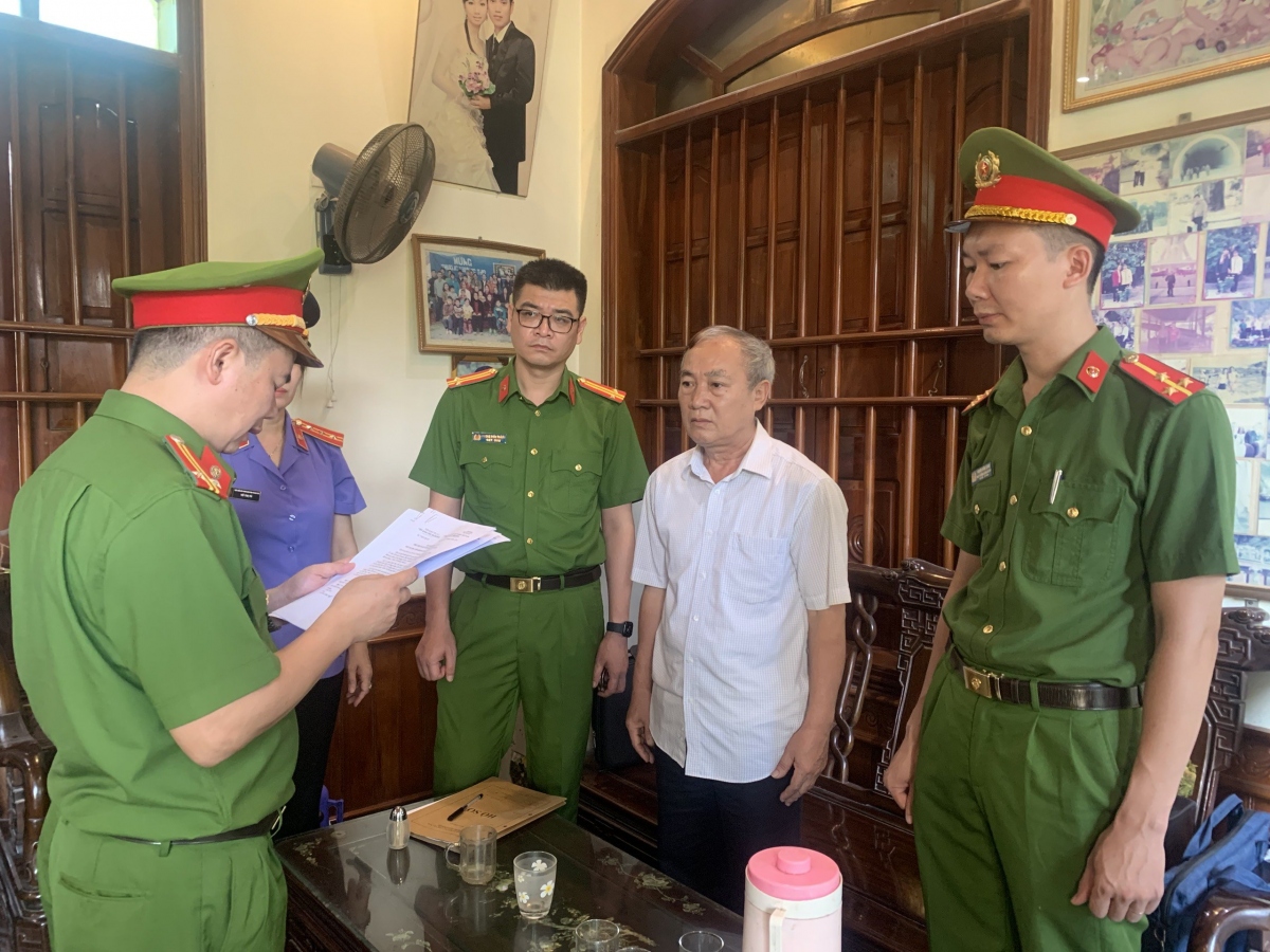 Cơ quan điều tra đọc quyết định khởi tố bị can, bắt tạm giam Trịnh Ngọc Gấm