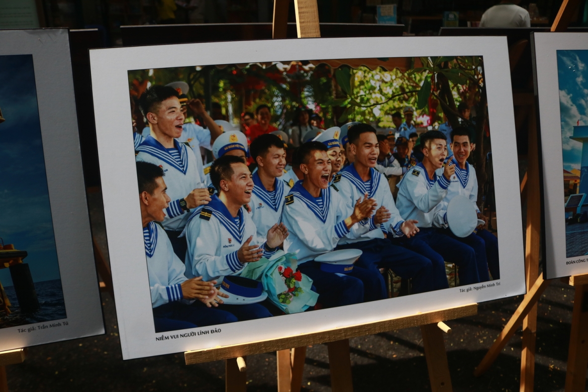 Bức ảnh ghi lại khoảng khắc của những người lính đảo của tác giả Nguyễn Minh Trí (Ảnh: Phan Trinh)