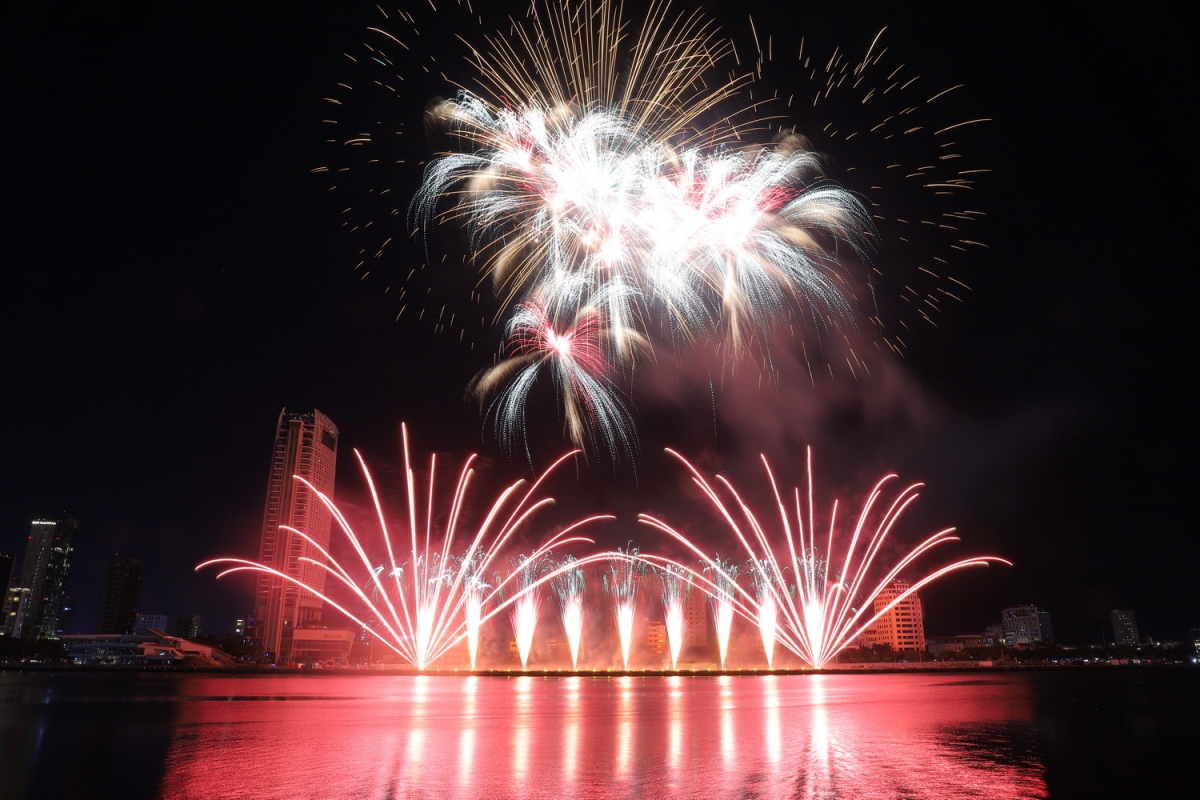 Đội đương kim vô địch Pháp thể hiện đẳng cấp phô diễn  những chùm pháo được bắn hết sức tài tình, theo kỹ thuật xếp tầng.