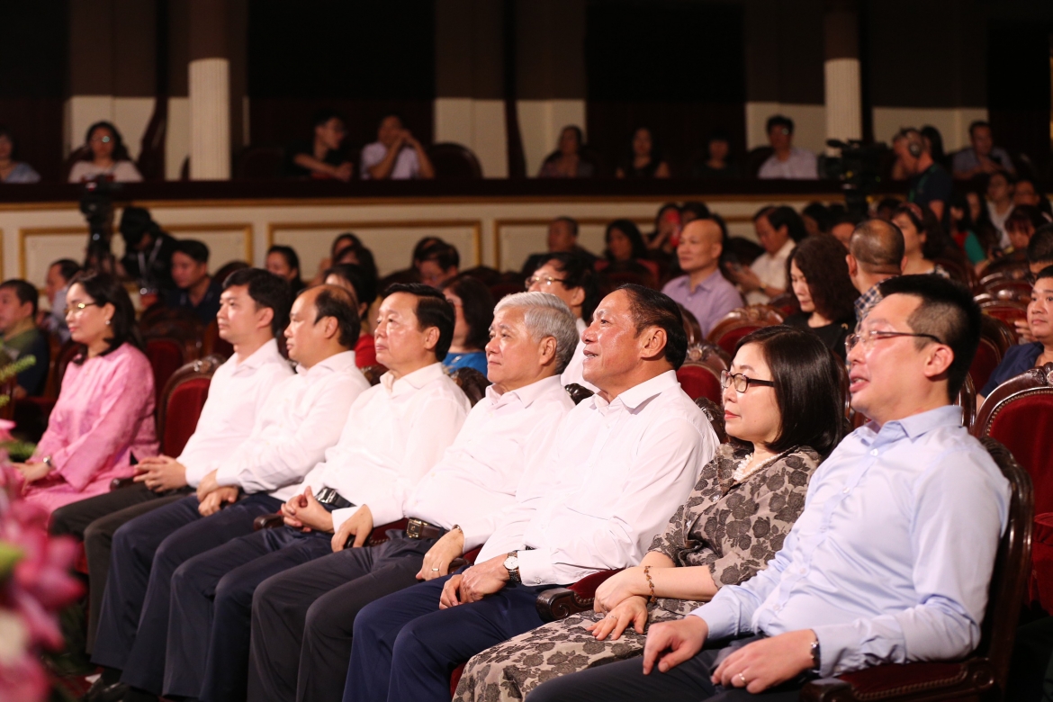 Dự chương trình nghệ thuật có Ủy viên Bộ Chính trị, Bí thư Trung ương Đảng, Chủ tịch Ủy ban Trung ương Mặt trận Tổ quốc Việt Nam Đỗ Văn Chiến, Phó Thủ tướng Chính phủ Trần Hồng Hà, Bộ trưởng Bộ VHTT&amp;DL Nguyễn Văn Hùng.
