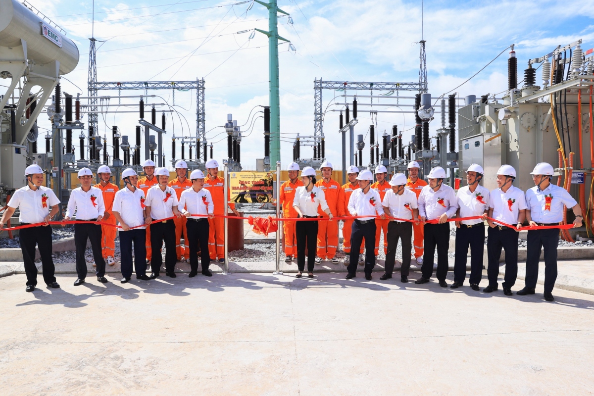 Các đại biểu thực hiện nghi lễ kéo băng khánh thành công trình TBA 110kV Yên Lạc