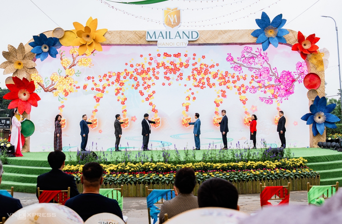 Lễ khai mạc Home Hanoi Xuan 2024 được tổ chức sáng 3/2, tại khu đô thị Mailand Hanoi City (Bắc An Khánh, Hoài Đức, Hà Nội).
Với chủ đề Tết triệu sắc Việt, Xuân vạn sinh sôi, đường hoa Home Hanoi Xuan 2024 khắc hoạ đặc trưng Tết Việt ba miền với hai hành trình trải nghiệm. Đó là Tết triệu sắc Việt với các khu vực: cổng chào với hình tượng rồng vàng vươn cao, sắc Tết núi rừng Đông Bắc, sắc Tết Hà Thành, sân khấu, cây lộc xuân và Xuân vạn sinh sôi với các khu vực: sông hoa, trên bến dưới thuyền, vườn vạn sinh sôi, góc đoàn viên, chào xuân.