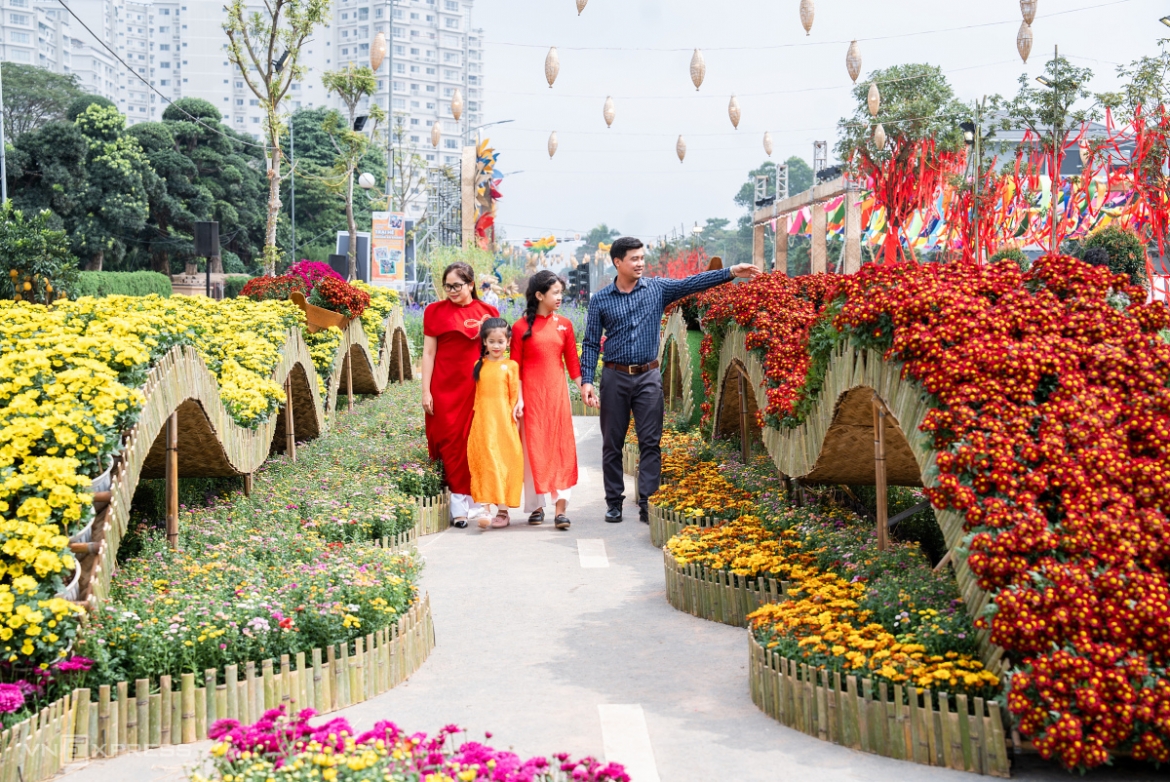 Nhiều gia đình khoác lên mình những bộ áo dài rực rỡ màu sắc, check-in tại đường hoa xuân khu Tây Thủ đô.
Có mặt tại đường hoa Home Hanoi Xuan 2024 sáng 3/2, anh Mai (quận Đống Đa) cho biết đây là lần đầu tiên anh đưa con trai tham dự chuỗi chương trình. Bản thân cũng làm trong ngành xây dựng, anh đánh giá cao tâm huyết của chủ đầu tư trong việc tạo lập điểm đến mới với nhiều trải nghiệm hấp dẫn cho người dân Thủ đô.
Còn với chị Thuỳ Anh (cư dân Thăng Long Capital), đây là năm thứ ba chị tham dự chương trình đường hoa xuân. "Mỗi năm tôi thấy đường hoa xuân tại đây mang một ý tưởng khác nhau, mang lại cho người tham gia những trải nghiệm thú vị", chị Thuỳ Anh nói.