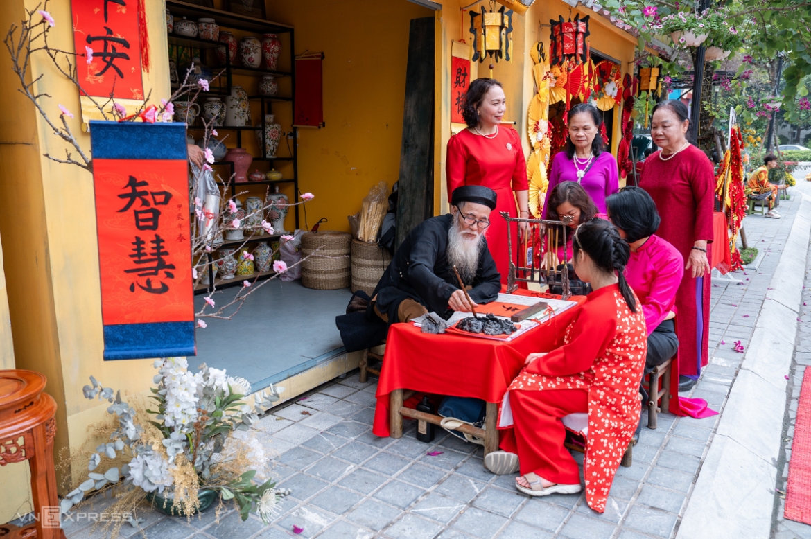 Nhiều du khách chọn xin chữ ông đồ dịp đầu xuân mới. Tại phố đi bộ, gần 50 gian hàng, bao gồm: ăn uống, thủ công mỹ nghệ, quà tặng lưu niệm, hàng nông sản, hàng hóa Tết... được mở bán phục vụ du khách. Đây cũng là hoạt động không thể thiếu trong mỗi mùa Tết đến Xuân về ở phố đi bộ Pont de Long Bien.
Cũng tại phố đi bộ này, triển lãm Cầu Long Biên, triển lãm Trong dòng chảy sẽ được tổ chức kéo dài suốt dịp Tết từ 3/2 đến 14/2.