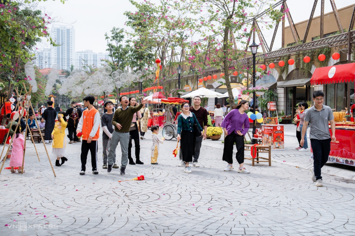 Tọa lạc tại phía Tây Hà Nội với quy mô gần 300 hecta, Mailand Hanoi City là "thành phố sáng tạo" về quy hoạch, thiết kế đô thị và bản sắc văn hóa với sự đồng hành của UNESCO và UN - Habitat. Đây cũng là khu đô thị đang song hành cùng Hà Nội trong việc phát huy vai trò của một trong 65 thành phố sáng tạo trên toàn thế giới. Mang ý nghĩa về một "thành phố của tương lai", Mailand Hanoi City không chỉ mang đến một cộng đồng tự hào về các giá trị di sản văn hoá, lịch sử của Hà Nội; mà hơn cả là một không gian sáng tạo, đưa văn hóa làm trung tâm phát triển và thích ứng với biến đổi tương lai để sinh sống, làm việc và tận hưởng trọn vẹn môi trường thiên nhiên trong lành đầy bản sắc.
Bên cạnh đường hoa, Mailand Hanoi City là một trong những điểm trình diễn văn nghệ pháo hoa đêm Giao thừa của thành phố Hà Nội trong dịp Tết Giáp Thìn 2024.