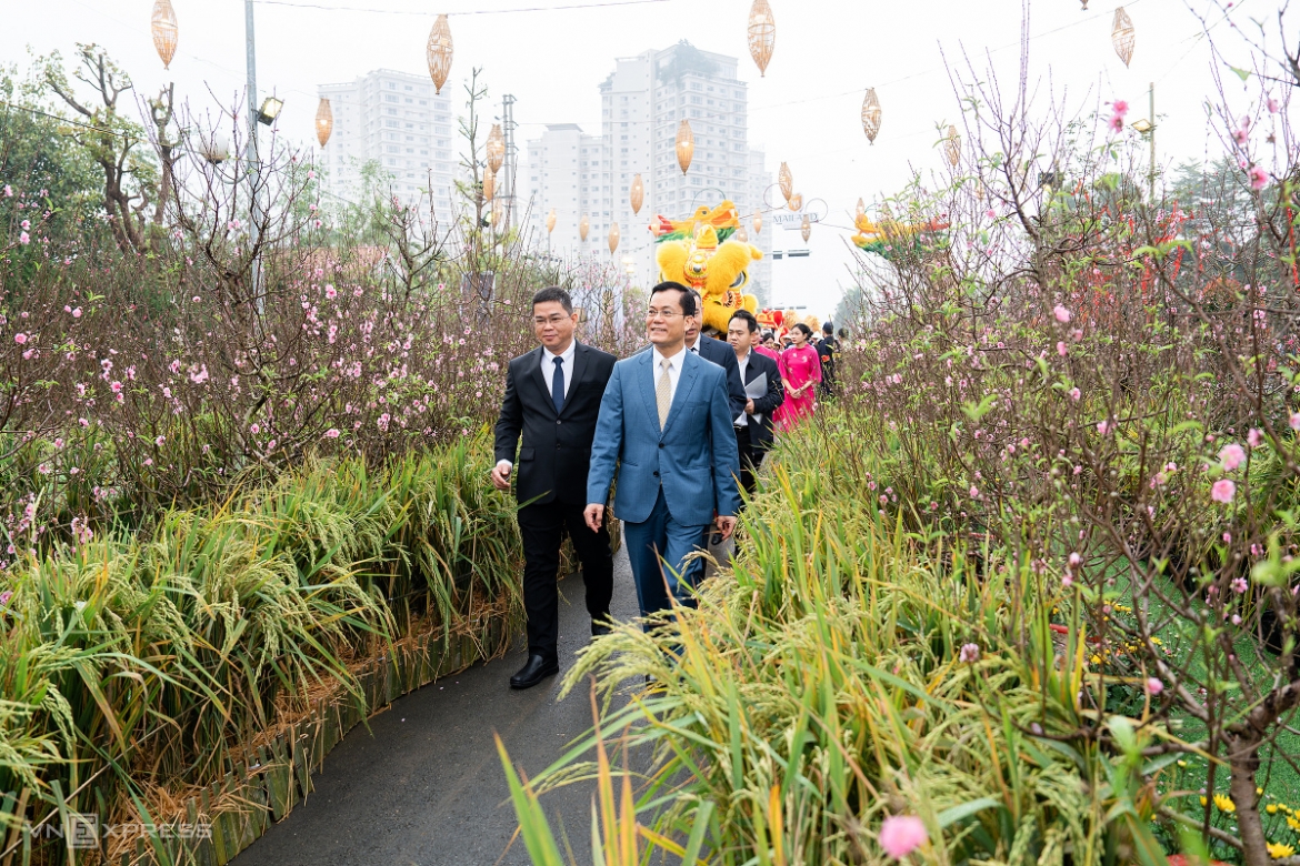 Phát biểu khai mạc sự kiện, ông Hà Kim Ngọc - Thứ trưởng Bộ Ngoại giao (áo xanh) nhấn mạnh về ý nghĩa lịch sử - văn hoá của mảnh đất Thăng Long Hà Nội, Thủ đô nghìn năm văn hiến, thành phố vì hòa bình, vườn ươm của nhiều loài hoa đã đi vào ký ức của nhiều thế hệ người Việt. Đến sự kiện, mọi người dân, ngoại giao đoàn được chung vui, trải nghiệm những nét đặc sắc chỉ riêng có trong ngày Tết tại Việt Nam.
"Lễ hội đường hoa Home Hanoi Xuan 2024 được tổ chức với mong muốn giới thiệu với cộng đồng ngoại giao đoàn tại Hà Nội và thân nhân về đất nước, văn hoá và truyền thống lịch sử của Việt Nam", ông Hà Kim Ngọc nói
