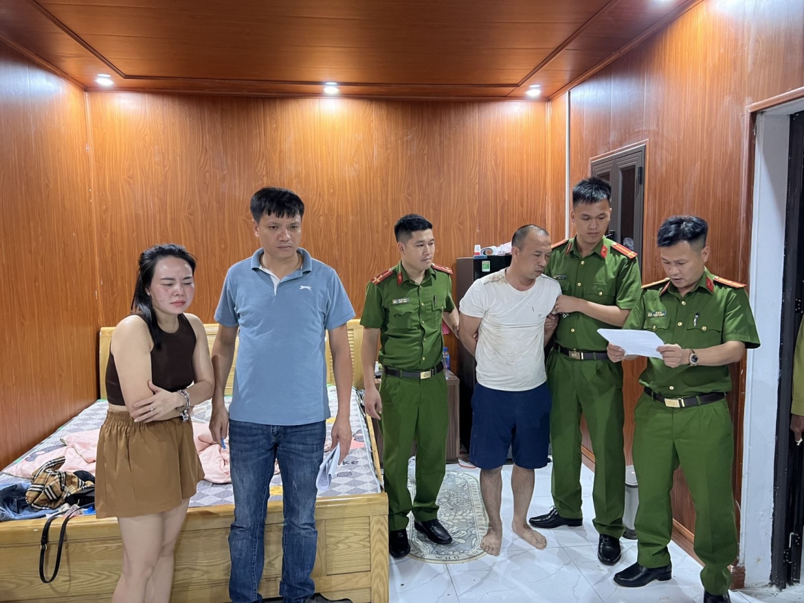 Cơ quan Cảnh sát điều tra Công an TP Từ Sơn đọc lệnh khám xét khẩn cấp nơi ở của Đỗ Tá Vinh.