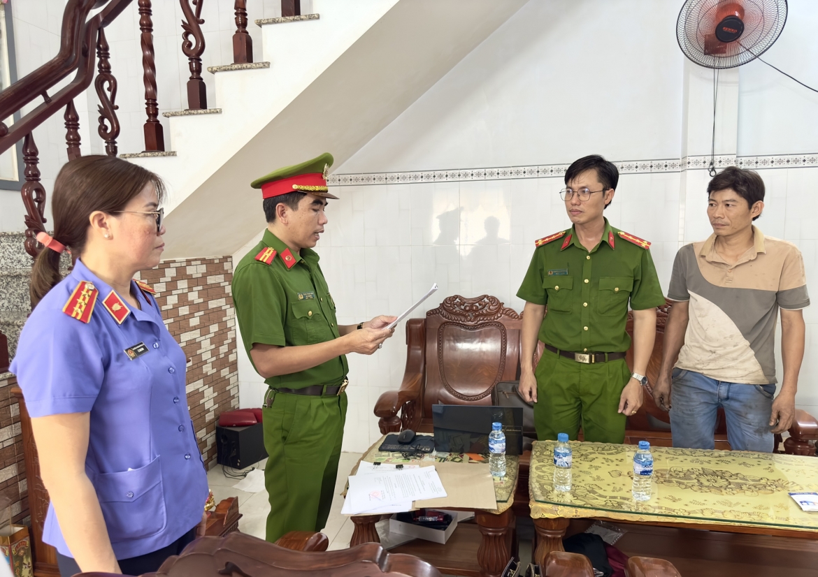 Cơ quan Cảnh sát điều tra Công an tỉnh Bạc Liêu đã tống đạt quyết định khởi tố bị can, lệnh cấm đi khỏi nơi cư trú đối với Trần Quang Thuận