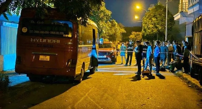 Cơ quan công an khám nghiệm chiếc xe 29 chỗ chở bé H và 9 học sinh.