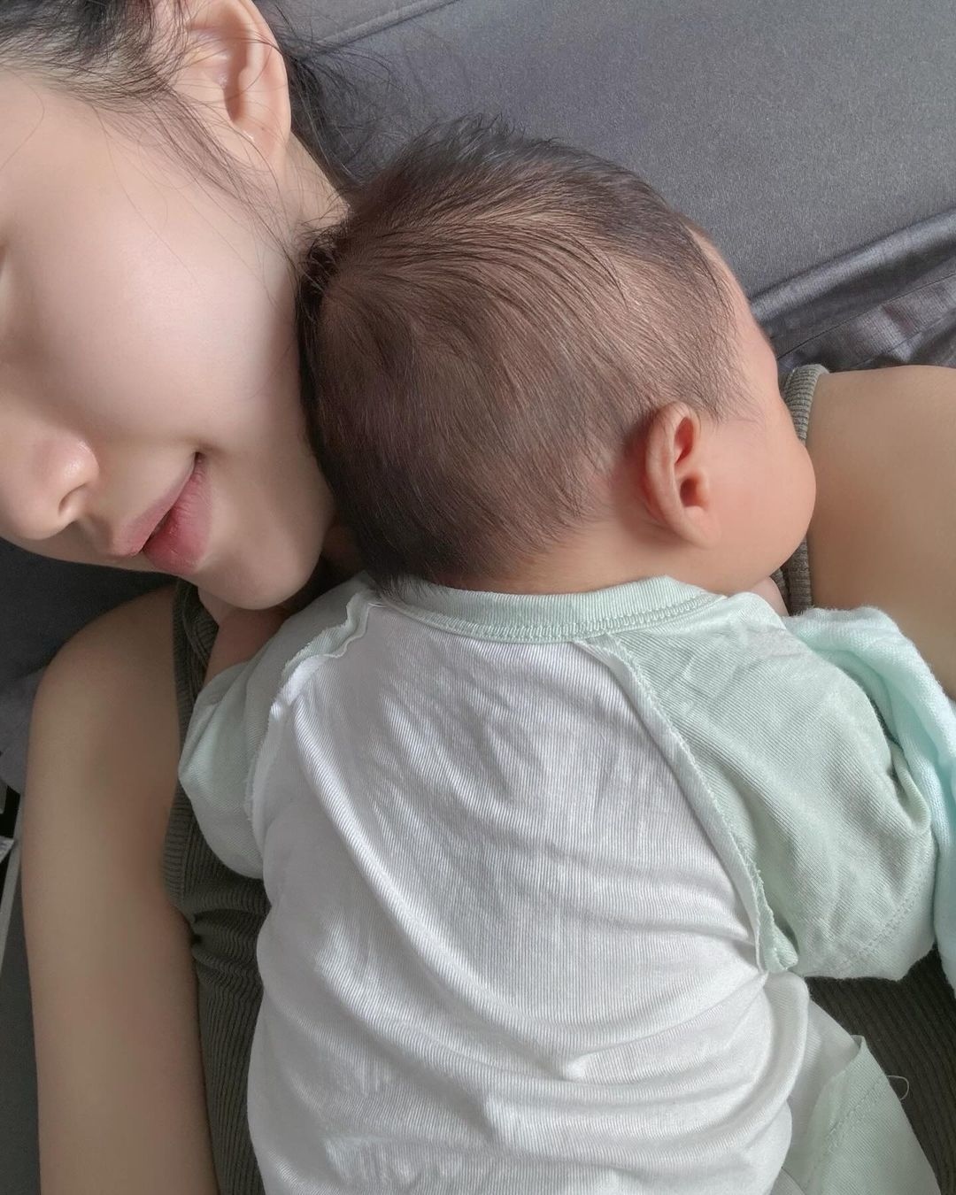 Doãn Hải My và cầu thủ Đoàn Văn Hậu thường xuyên đăng tải hình ảnh của bé Lúa nhưng giấu mặt con.