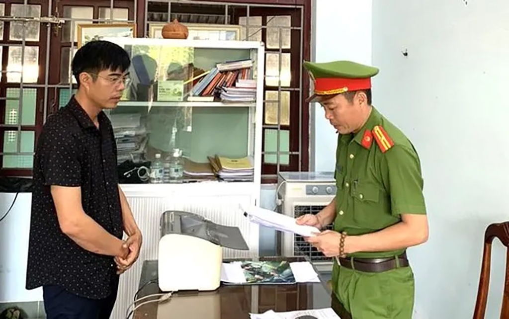 Công an tống đạt quyết định khởi tố bị can đối với Trần Văn Phi.
