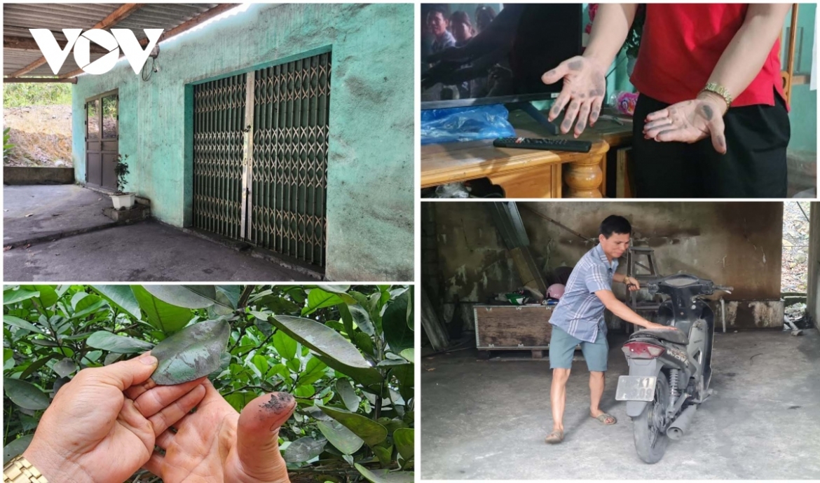 Dù đã đóng kín cửa nhưng bụi than len lỏi bám khắp căn nhà của người dân
