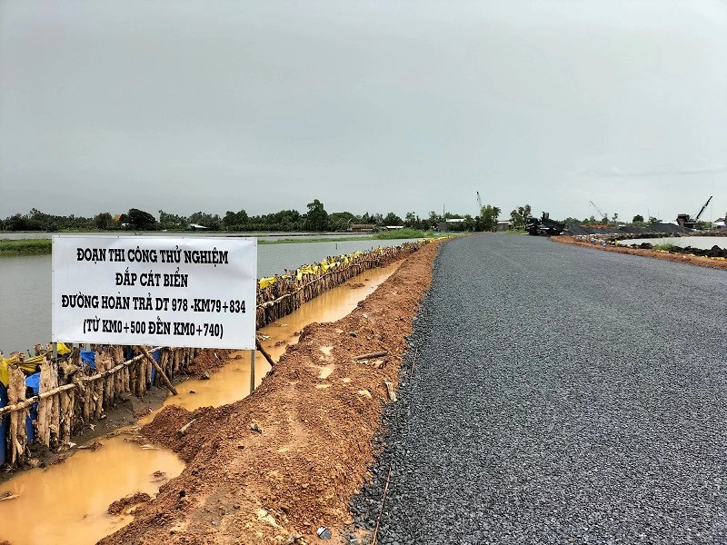 Thí điểm sử dụng cát biển cho đoạn tuyến hoàn trả ĐT978 thuộc dự án thành phần đoạn Hậu Giang - Cà Mau.