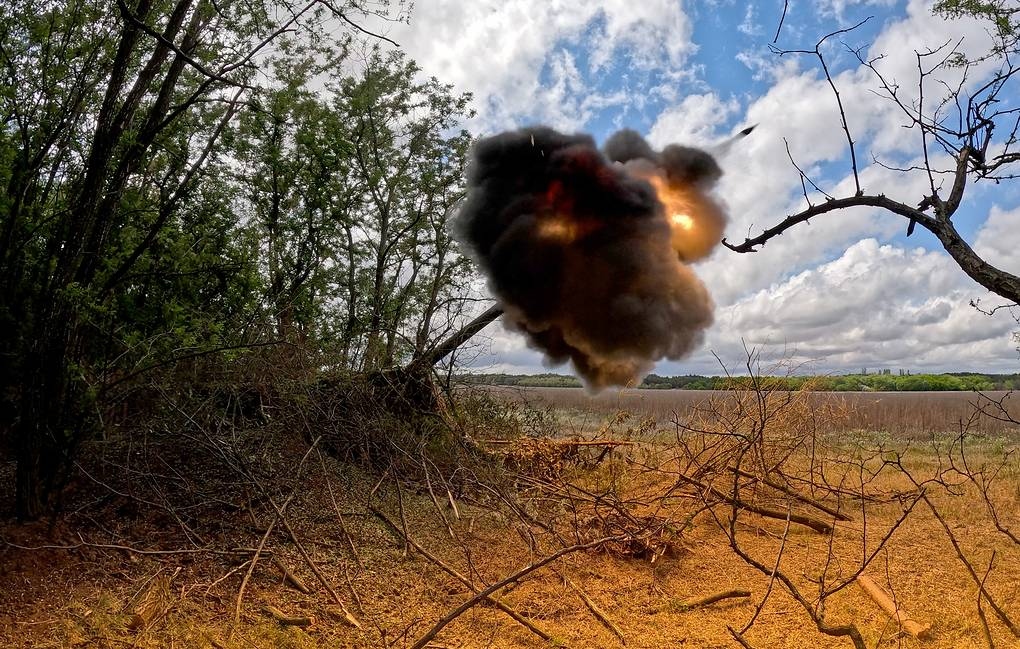 Pháo binh Nga nhả đạn. Ảnh: TASS.