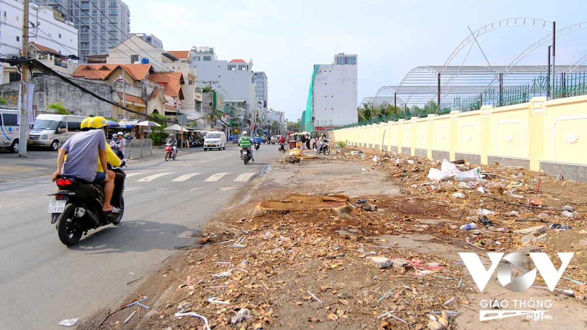 Đường Hoàng Hoa Thám (Quận Tân Bình) sau khi đốn hạ hơn 100 cây xanh để phục vụ công trình mở rộng đường vào sân bay Tân Sơn Nhất.