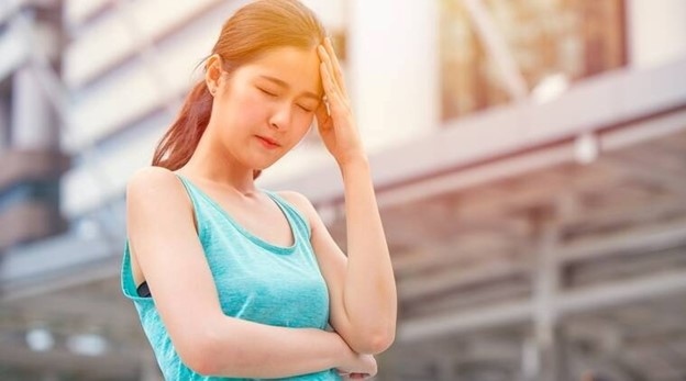 Đau đầu, chóng mặt có thể là dấu hiệu của mất nước. Ảnh: Getty Images