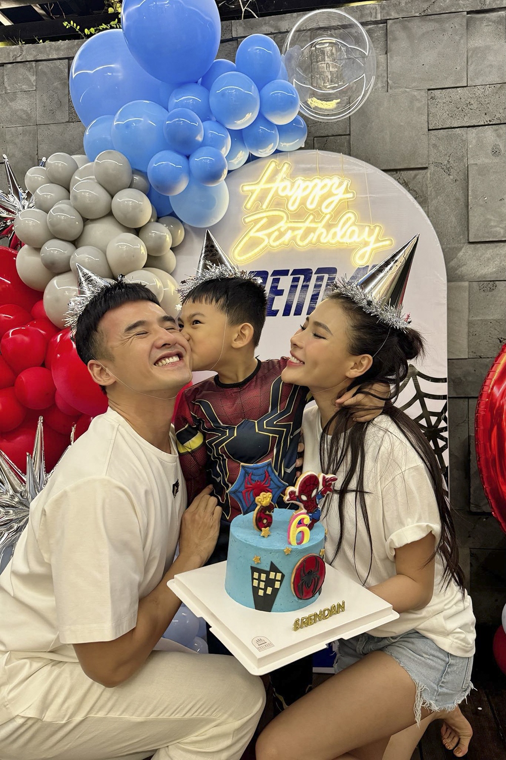 Vợ chồng Lương Thế Thành - Thúy Diễm trang hoàng biệt thự theo chủ đề siêu nhân và mời hàng chục khách gồm người thân, bạn bè đến dự sinh nhật con trai Bảo Bảo.