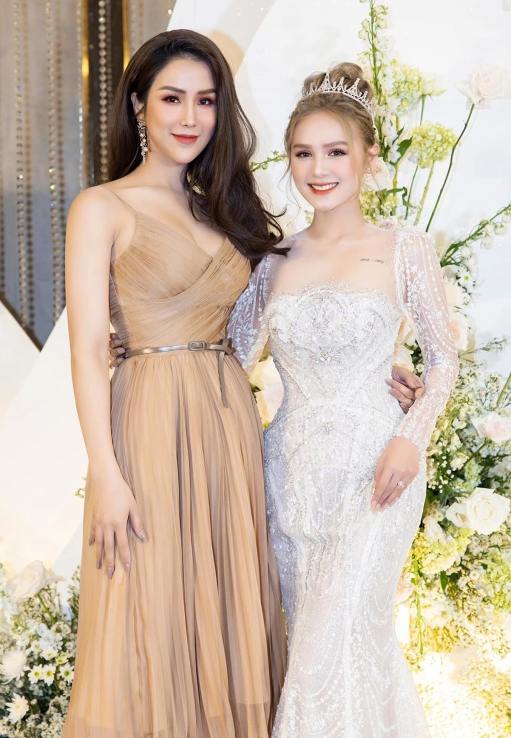Diệp Lâm Anh nói cô bị xuyên tạc phát ngôn về hôn nhân của hot girl Xoài Non và streamer Xemesis. Theo diễn viên, khi ly hôn, mỗi người có lý riêng, không phải người trong cuộc thì không nên đùa giỡn.