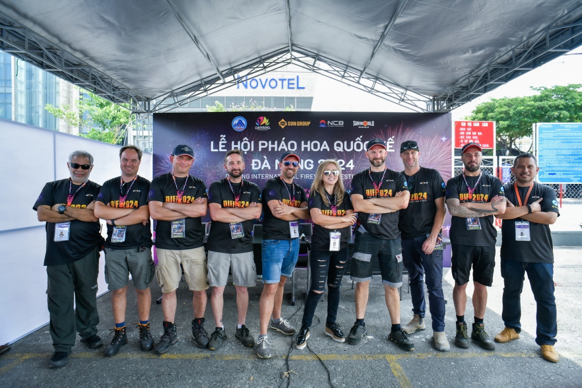 Các thành viên đội pháo hoa Pháp