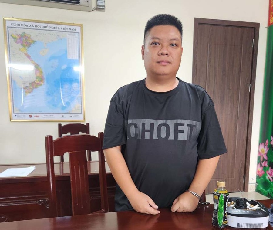 Đối tượng trốn truy nã Châu Khắc Thành vừa bị lực lượng công an thành phố Thanh Hoá bắt giữ về tội "Buôn bán hàng cấm".