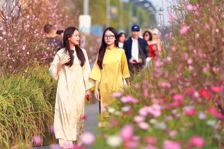 Không gian rực rỡ triệu sắc hoa mang lại niềm vui, hạnh phúc cho du khách. (Ảnh: Chí Linh)