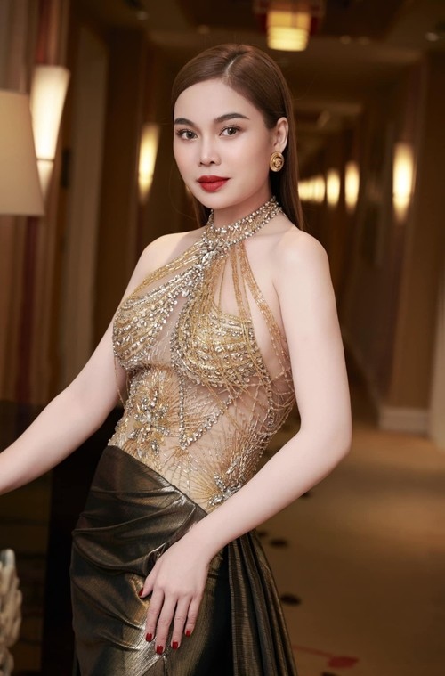 Giang Hồng Ngọc chia sẻ khi gia đình phá sản, cô phải ở nhà thuê từ năm 8 tuổi. "Tôi nhớ từ năm 8 tuổi đến năm tôi 25 tuổi đã trải qua 30 căn nhà thuê, cứ liên tục như vậy mà sống”, nữ ca sĩ nói.