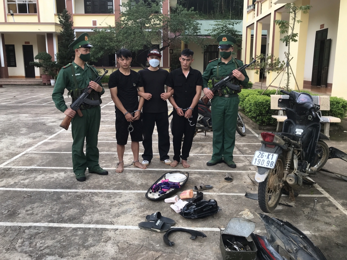 Hai đối tượng cùng tang vật.