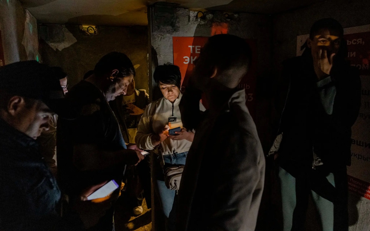 Bên trong hầm trú ẩn bê tông ở thành phố Belgorod khi có còi báo động. Ảnh: Nytimes.