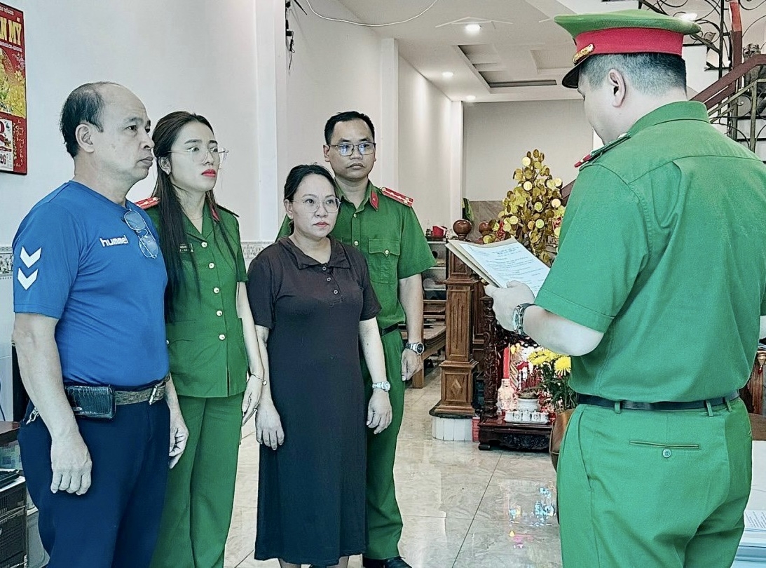 Công bố quyết định khởi tố bị can Văn Phương Thuý, Giám đốc Công ty TNHH Thành Đạt. (Ảnh: CACC)
