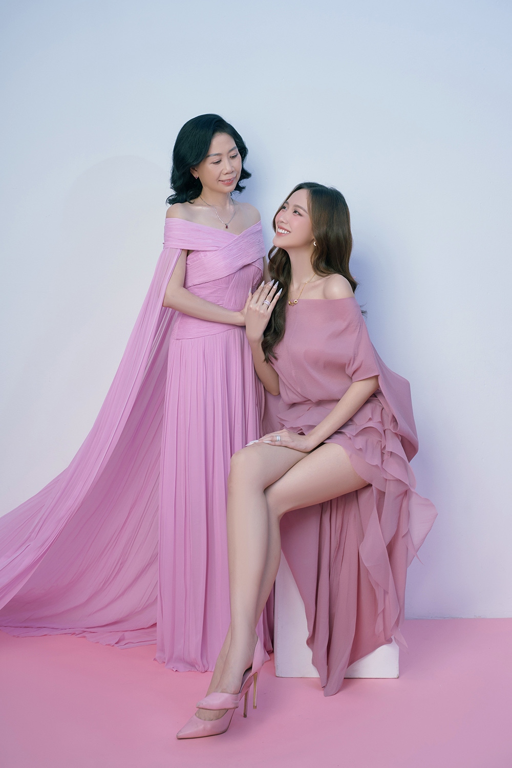 Cả hai mẹ con cùng diện bộ cánh màu hồng pastel ngọt ngào, ton-sur-ton, nhan sắc của mẹ nàng hậu đồng thời nhận được nhiều lời từ khán giả.