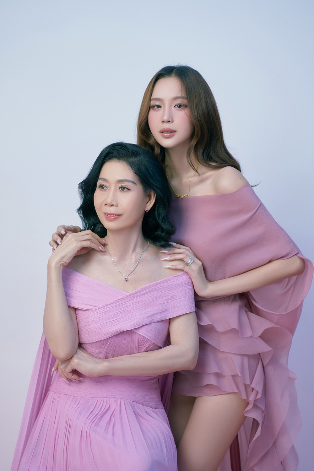 Bên cạnh đó, trong bộ ảnh lần này cũng có sự xuất hiện của mẹ Hoa hậu Bảo Ngọc.
