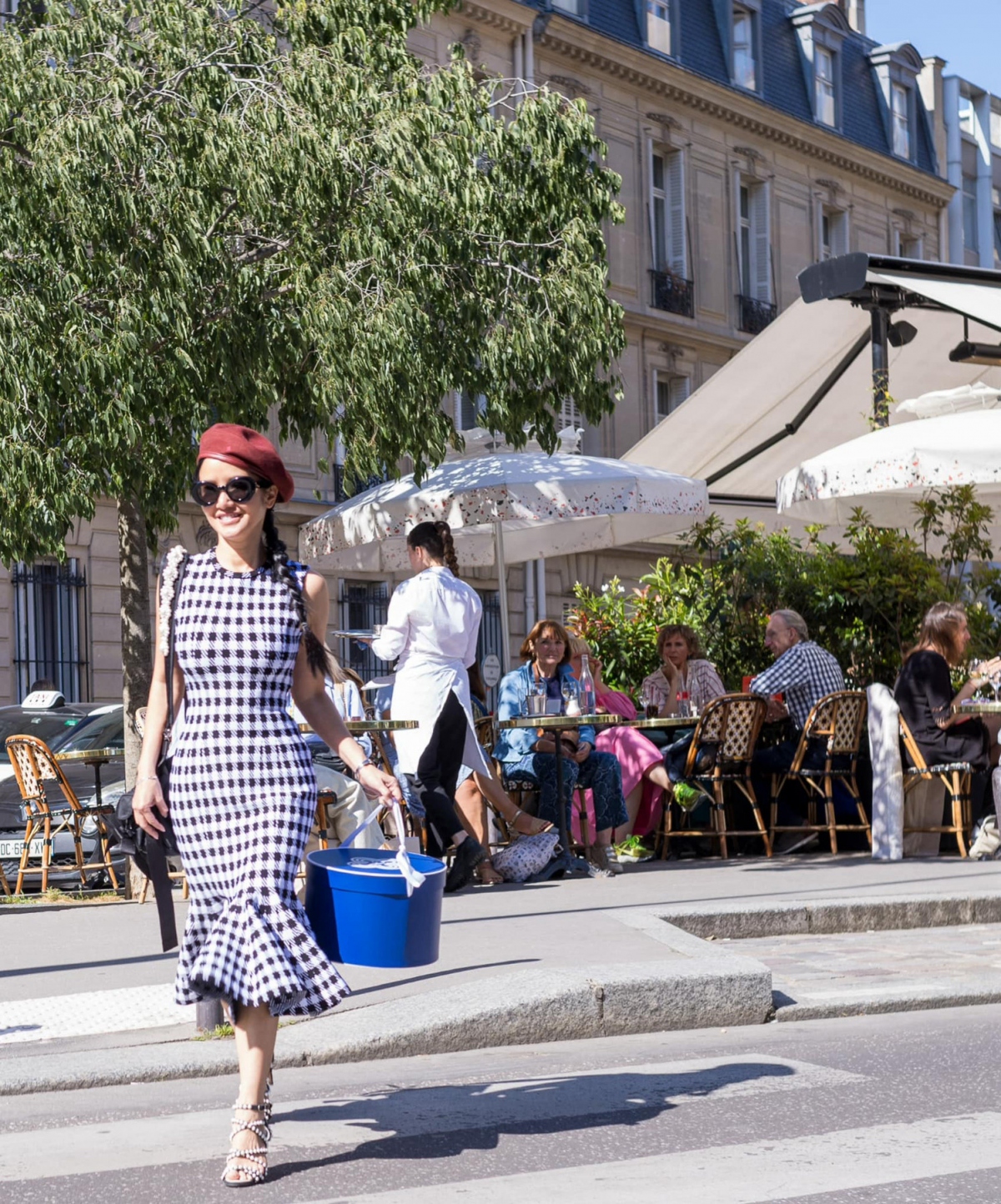 Ca sĩ Hồng Nhung trẻ trung đăng ảnh trên đường phố Paris.