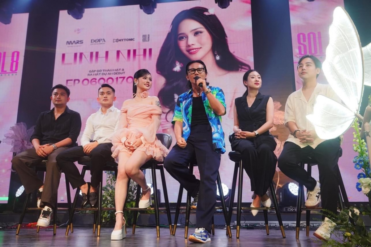 Nhạc sĩ Khắc Anh (thứ 2 từ trái sang) là chủ nhân các ca khúc debut của ca sĩ Linh Nhi - Con gái nhạc sĩ Mars Anh Tú.