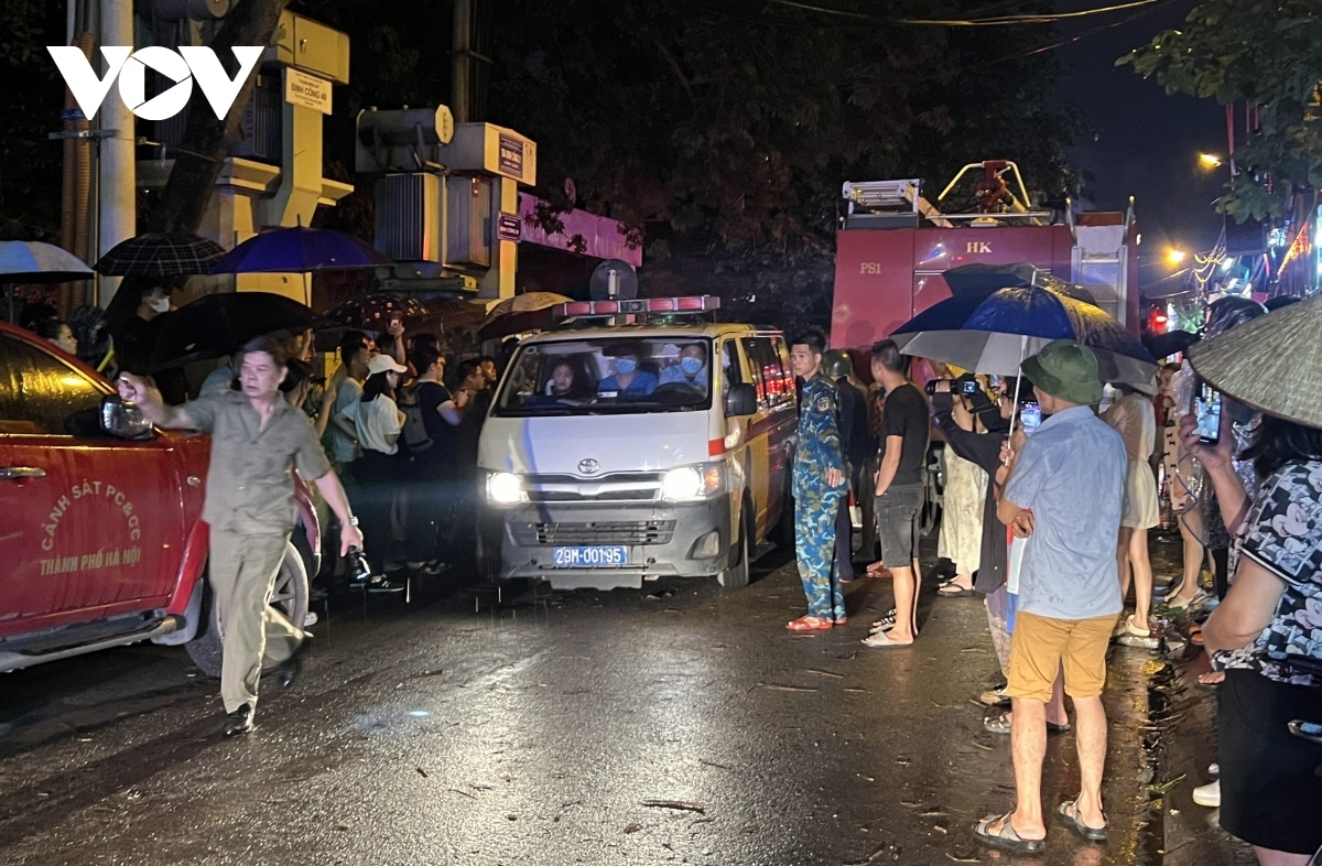 Xe cấp cứu đưa thi thể các nạn nhân ra khỏi hiện trường