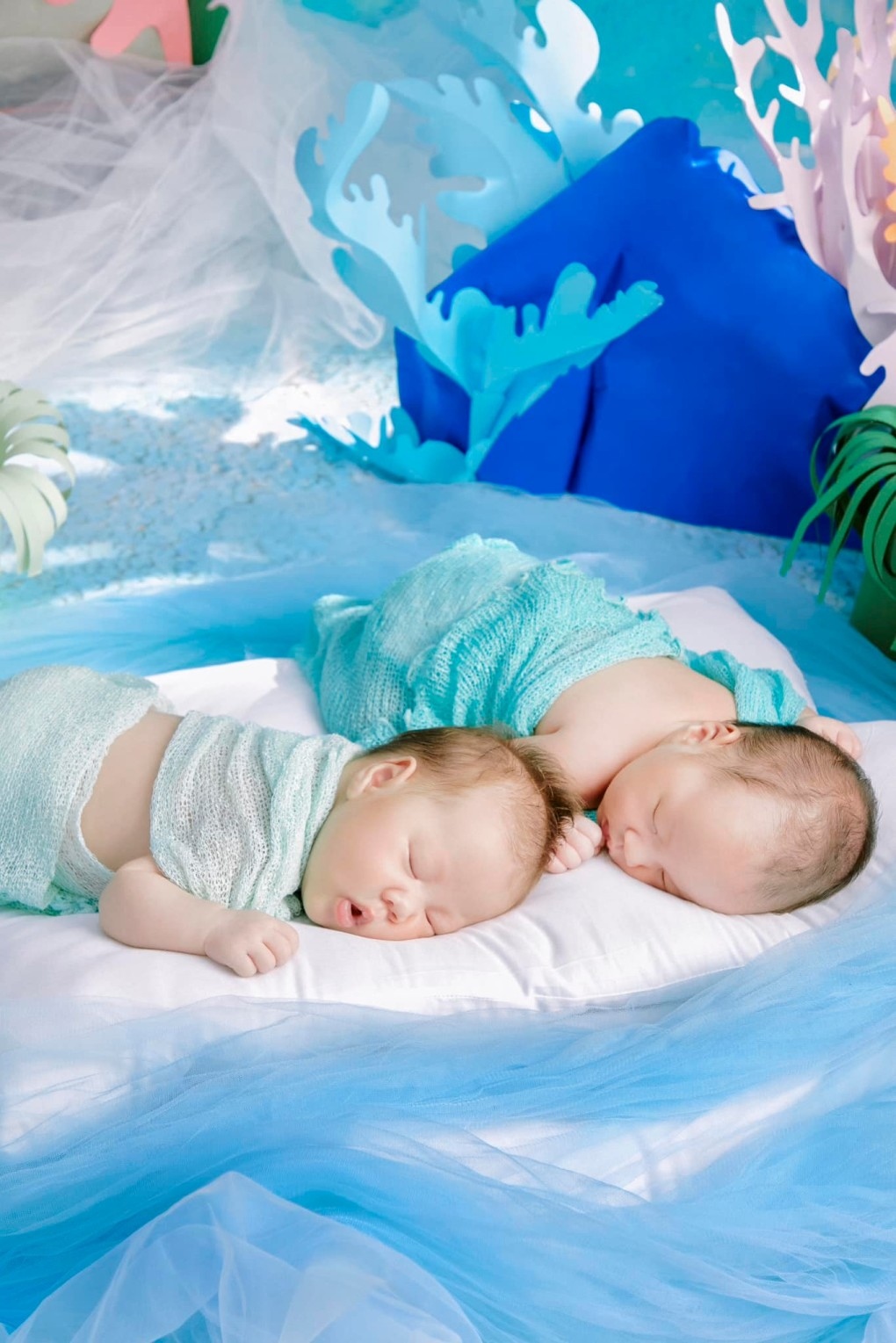 Phương Oanh tiết lộ những khoảnh khắc ngộ nghĩnh, đáng yêu của cặp song sinh Jimmy - Jenny trong bộ ảnh đầu đời. Phương Oanh cho biết bộ ảnh được thực hiện nhân dịp kỷ niệm hai bé Jenny (trái) và Jimmy tròn một tháng tuổi. Background được dựng tại nhà với chủ đề biển cả.