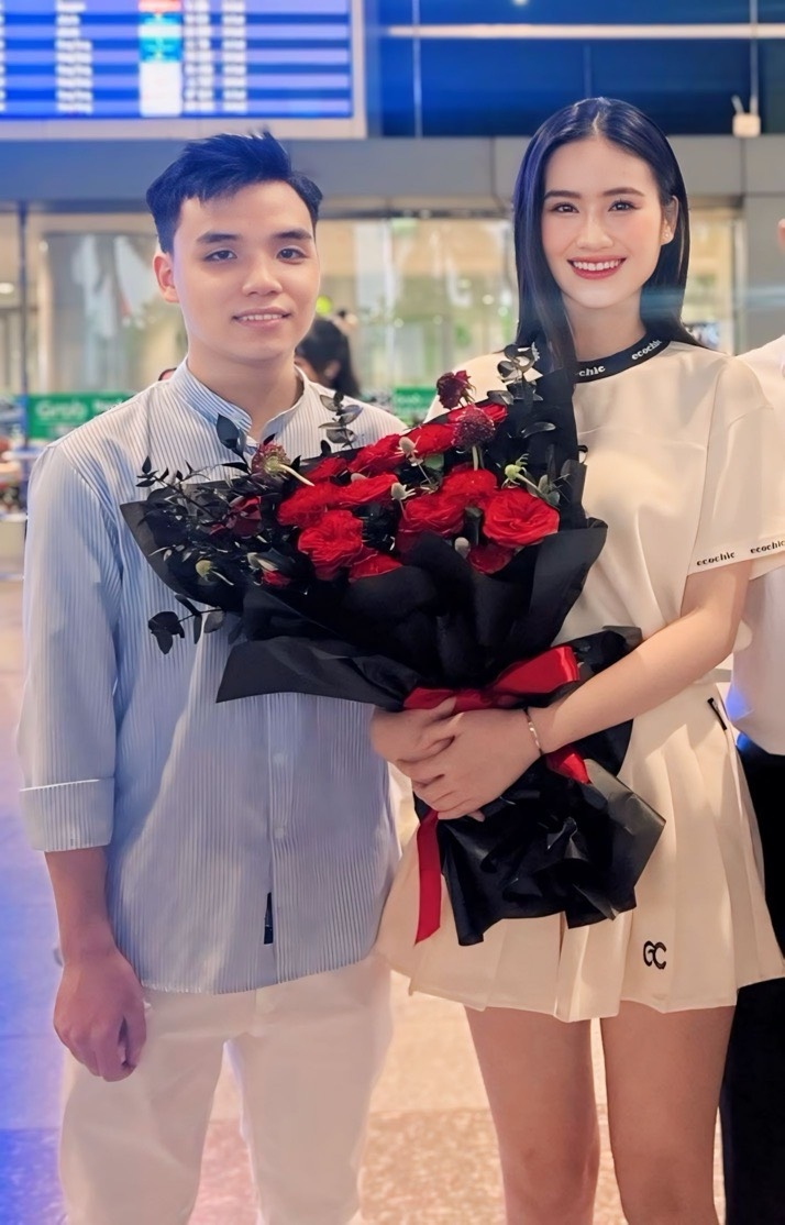 Trong thời gian Hoa hậu Ý Nhi về Việt Nam nghỉ hè, trên mạng xã hội còn xuất hiện tin đồn cô và bạn trai Anh Kiệt đã bí mật tổ chức ăn hỏi, nhà trai chuẩn bị tráp lễ vật chỉn chu. Cho đến mới đây, Huỳnh Nhã - em gái út của Hoa hậu Ý Nhi đã lên tiếng chia sẻ về sự việc này. Cụ thể, bên dưới bài đăng lan tin Hoa hậu Ý Nhi âm thầm đính hôn, em gái "dở khóc dở cười" bình luận: "Tính ra tôi là em mà tôi không biết luôn á. Đọc cười điên".