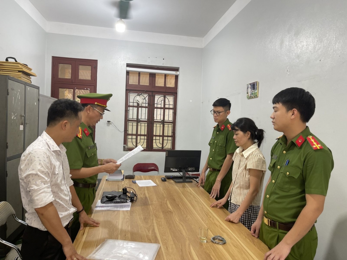 Cơ quan điều tra tống đạt các quyết định, lệnh đối với bị can Vũ Thị Hải Truyền. Ảnh: CACC.