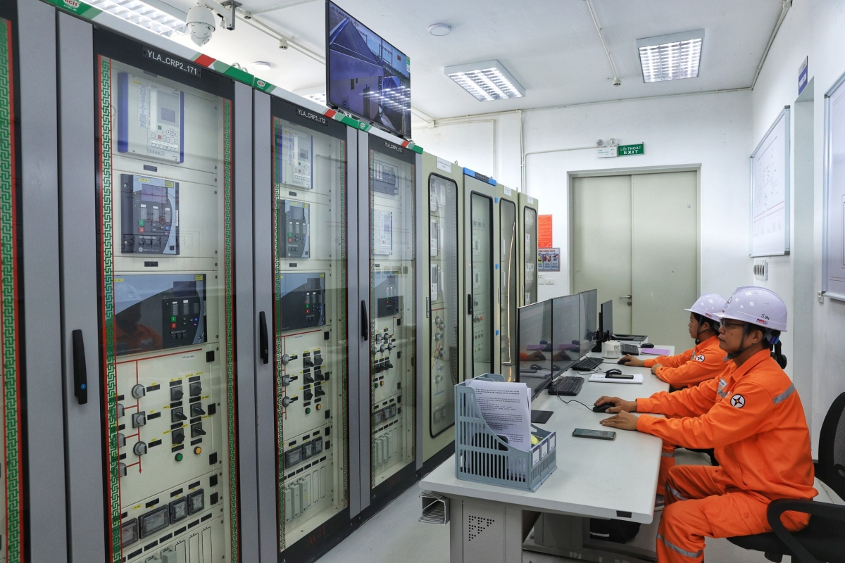 Công nhân vận hành TBA 110kV Yên Lạc.