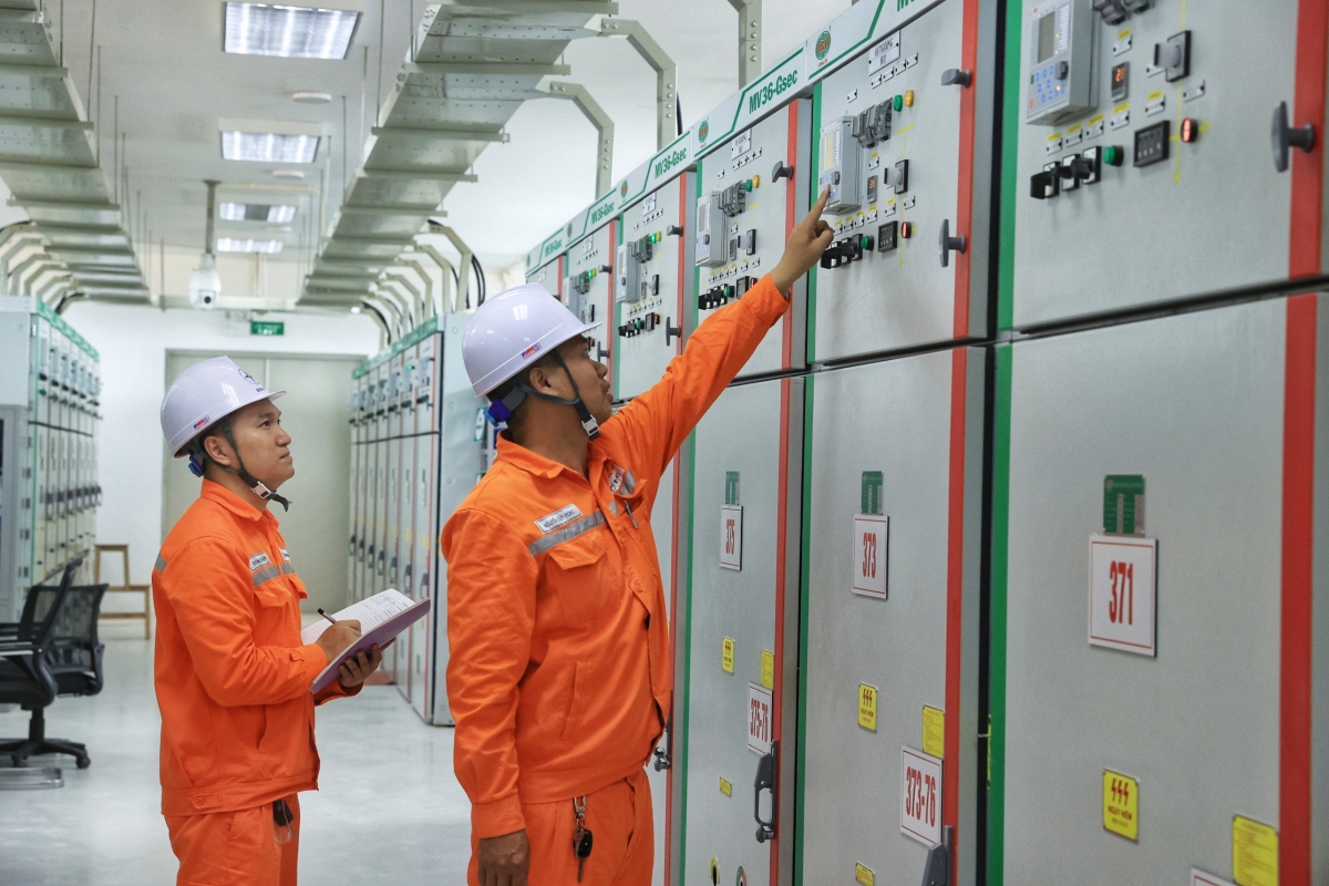 EVNNPC gắn biển công trình TBA 110kV Yên Lạc, chào mừng 55 năm thành lập.