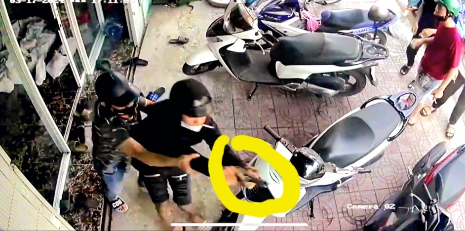 Sau tiếng nổ và khói trắng bốc ra từ vật đen trên tay đối tượng, người đi cùng kéo đối tượng ra xe rời khỏi hiện trường (ảnh clip camera) 