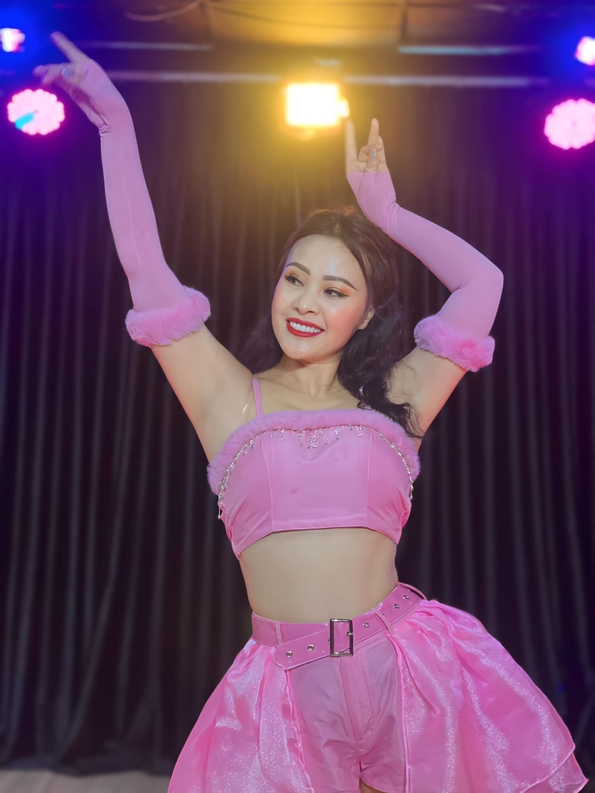 Ở tuổi 46, Kim Xuyến, vợ NSƯT Đăng Dương vẫn giữ được vóc dáng thon gọn, năng lượng vui vẻ vì chăm hoạt động thể dục. Khoảng hai năm rưỡi trở lại đây, chị tập nhiều bộ môn như múa nghệ thuật, nhảy sexy.