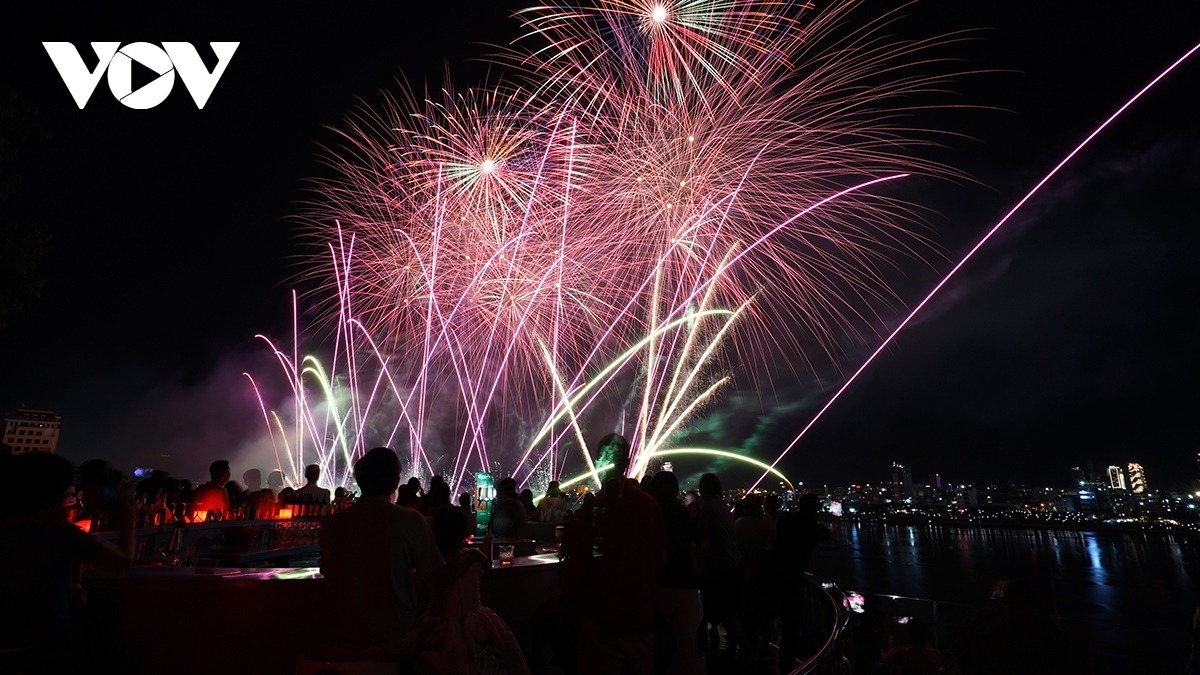 Du khách ngắm pháo hoa tại Đà Nẵng.