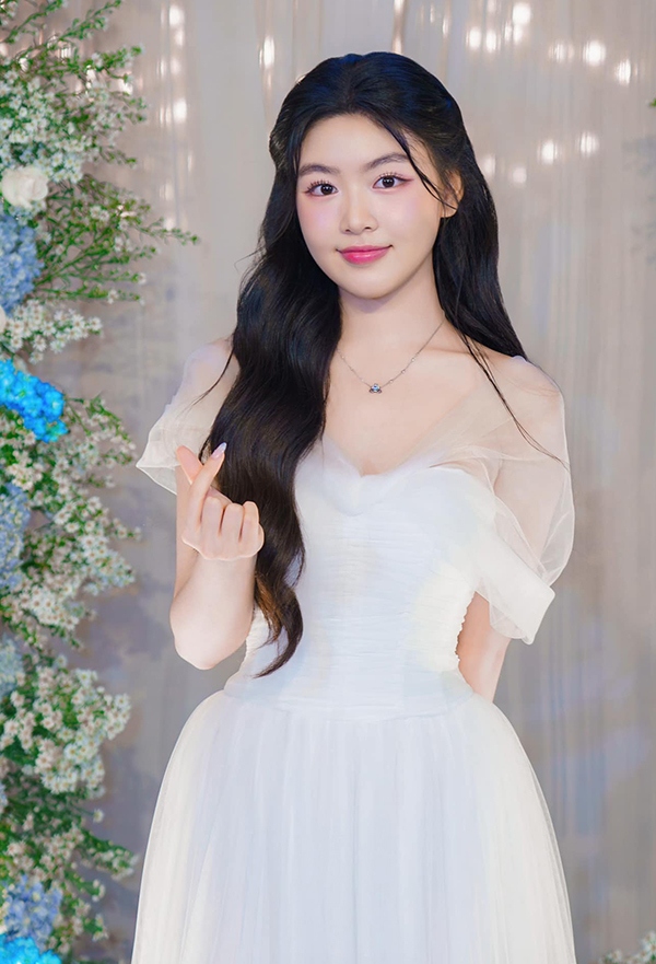 Dạ Thảo - vợ Quyền Linh - cho biết con gái 18 tuổi Lọ Lem được nhiều nhãn hàng yêu thích, mỗi ngày đều nhận được hàng chục email mời hợp tác làm việc.