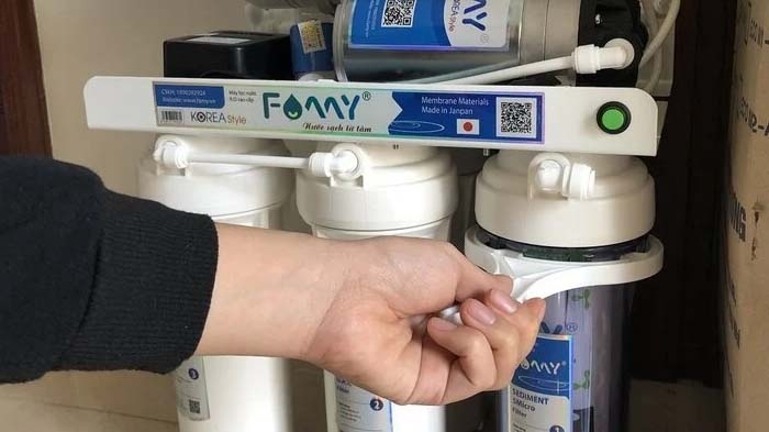 Có nên rửa lõi lọc của máy lọc nước không? Câu trả lời là có nhưng không nên làm, tốt nhất là nên thay lõi mới đúng hạn để đảm bảo khả năng lọc nước của thiết bị. (Ảnh: Primer)