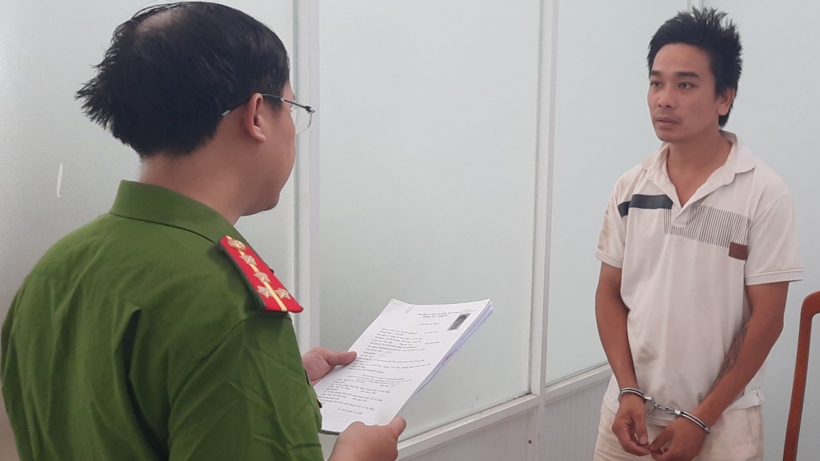 Cơ quan Cảnh sát điều tra Công an thành phố Đà Nẵng tống đạt các quyết định đối với Võ Minh.