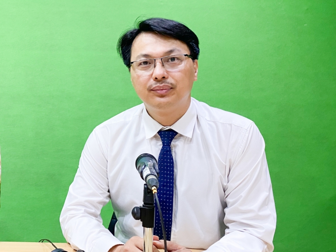 TS.LS Đặng Văn Cường, Văn phòng Luật sư Chính Pháp chia sẻ những vấn đề liên quan đến pháp luật nhằm đảm bảo an toàn của hệ thống xe đưa đón học sinh tại phòng thu VOV2.