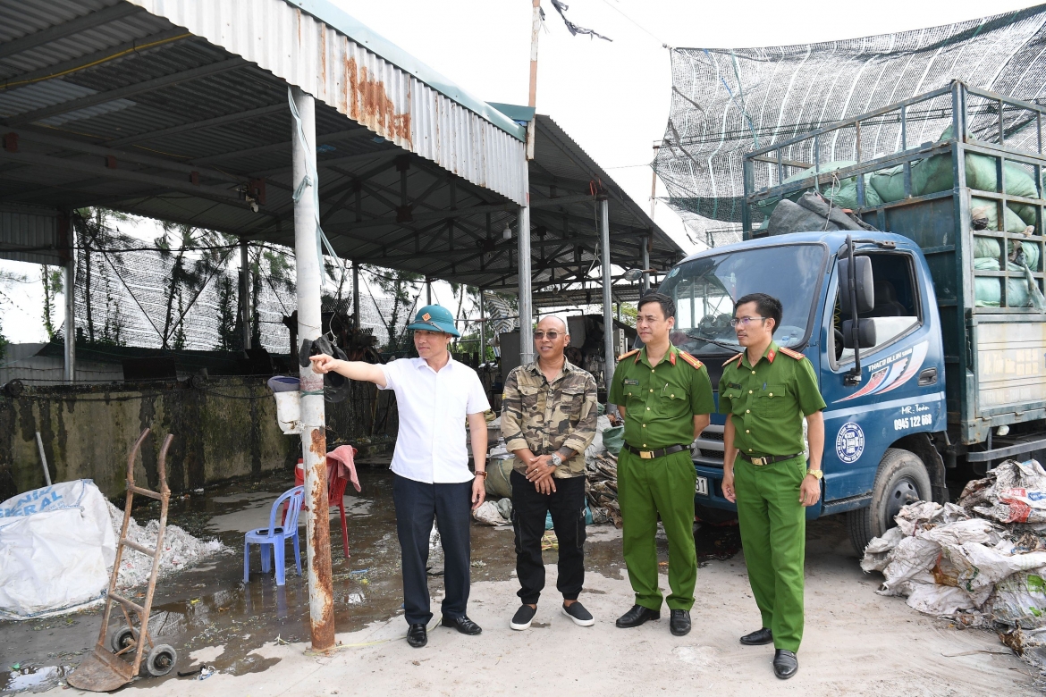 Lực lượng chức năng tới cơ sở thu mua phế liệu của anh Toàn kiểm tra, thăm hỏi.